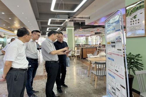 学校领导检查新学期开学准备工作