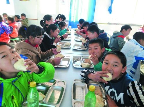 食堂大妈用手抓米粉给学生,保洁手套卫生引争议,校方 已辞退