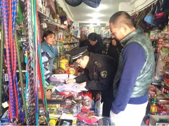 这些食品别让孩子买 重庆全面整顿校园周边 五毛零食