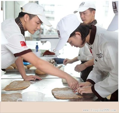 专业西点培训的领航者——记阳江西点培训学校与刘清